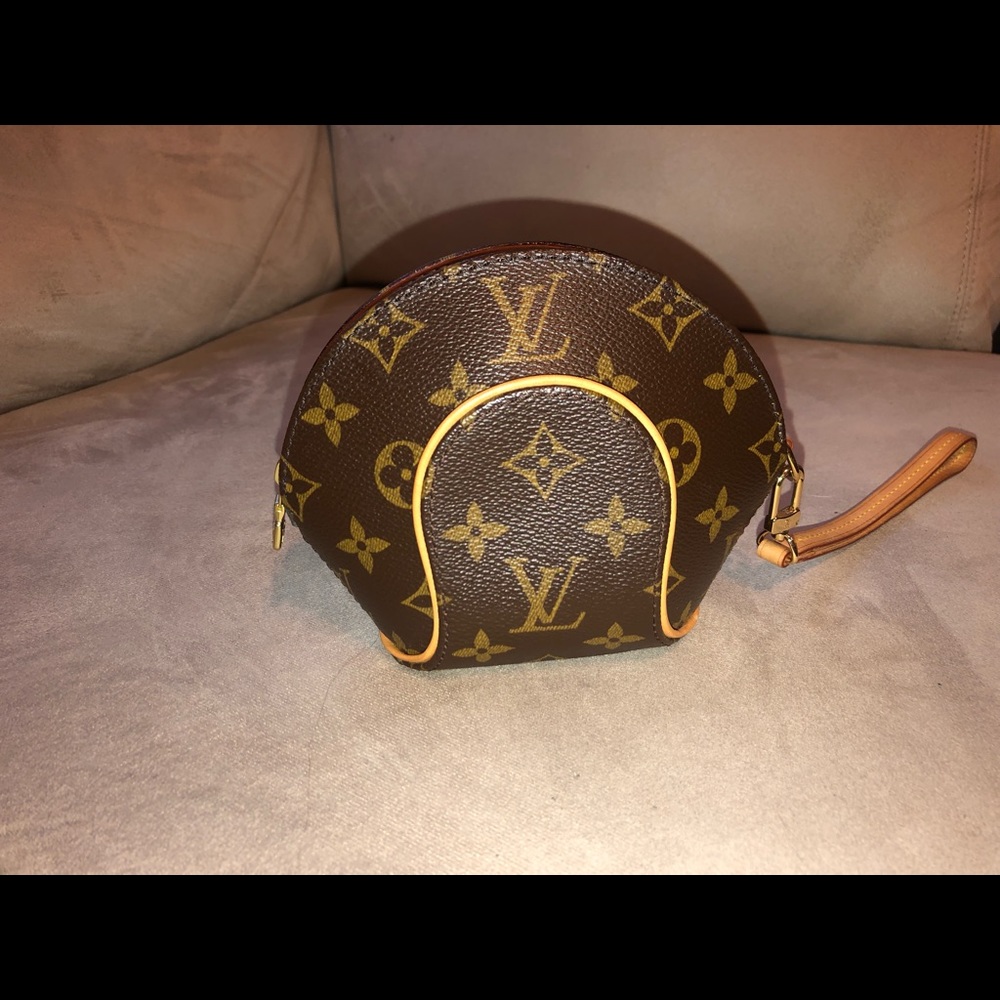 Louis. Vuitton clutch